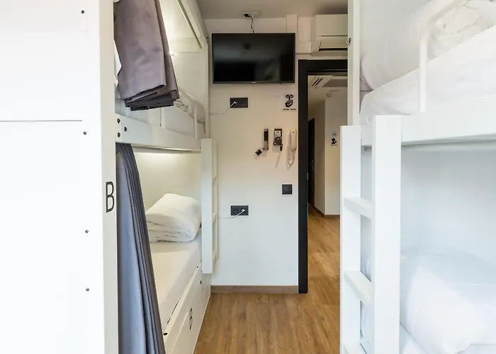 Airhostel Barcelona Airport 24H